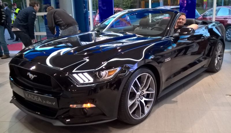 Probesitzen bei Ford im neuen 2015er Mustang Convertible