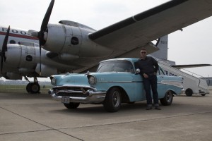 Chevy 57 Two-Ten vor einer DC-4